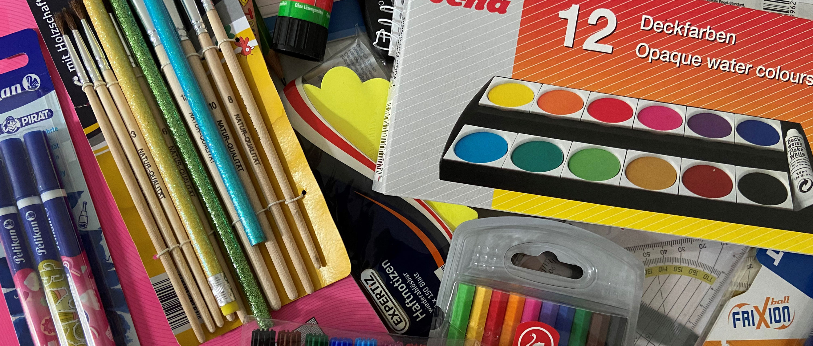 Stifte, Pinsel, Wassermalfarben für Schulkinder