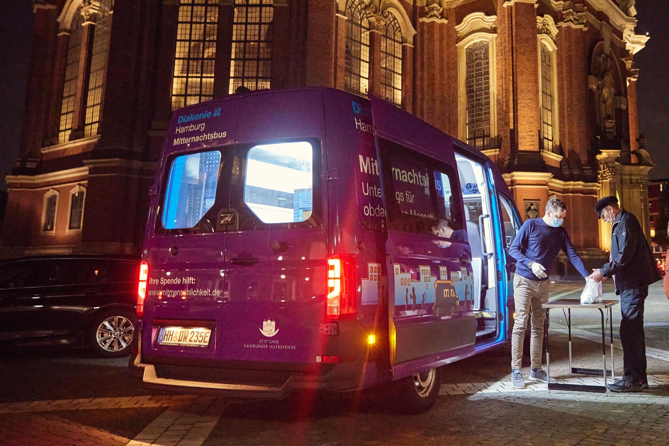 Mit Spenden obdachlosen Menschen in Hamburg helfen. Unterstützung für den Mitternachtsbus, die Tagesaufenthaltsstätte und die Straßensozialarbeiter*innen