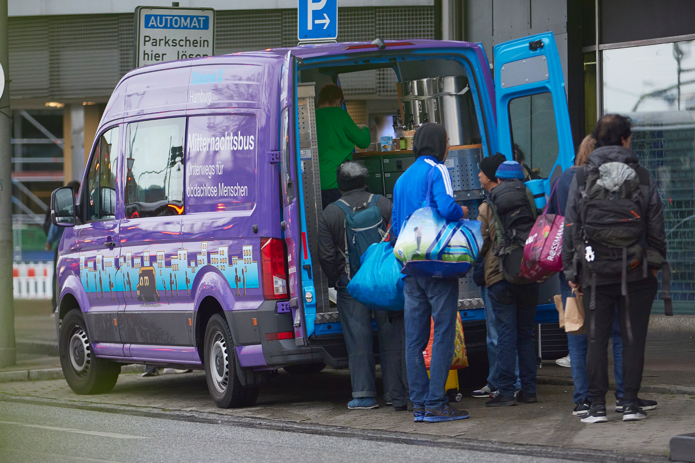 Hilfe für obdachlose Menschen in Hamburg. Der Mitternachtsbus ist jede Nacht unterwegs für Menschen, die auf der Straße leben müssen.