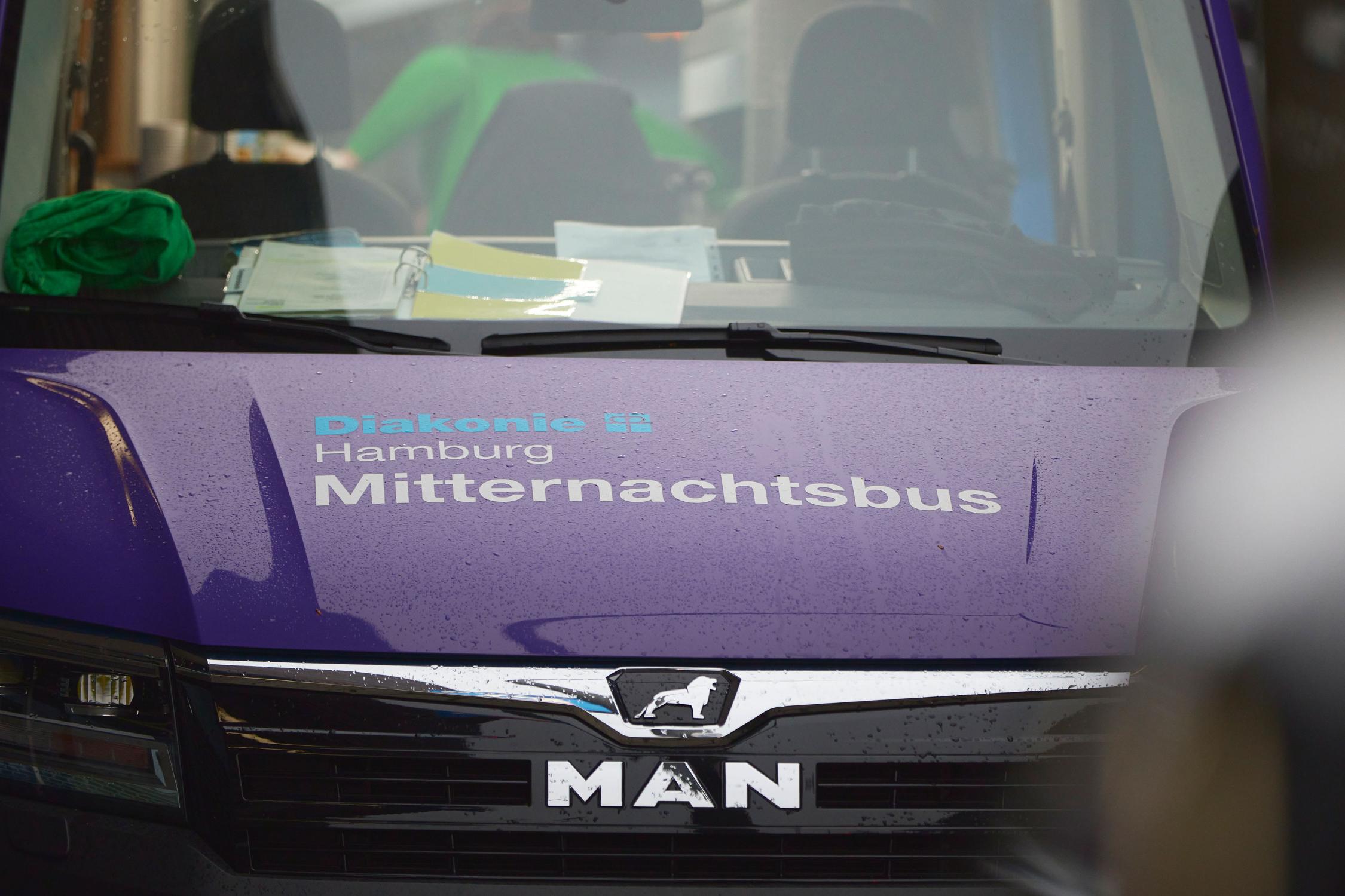 An 365 Nächten im Jahr ist der Mitternachtsbus in Hamburg unterwegs. Das ist nur dank Spenden und Ehrenamtlichen möglich.