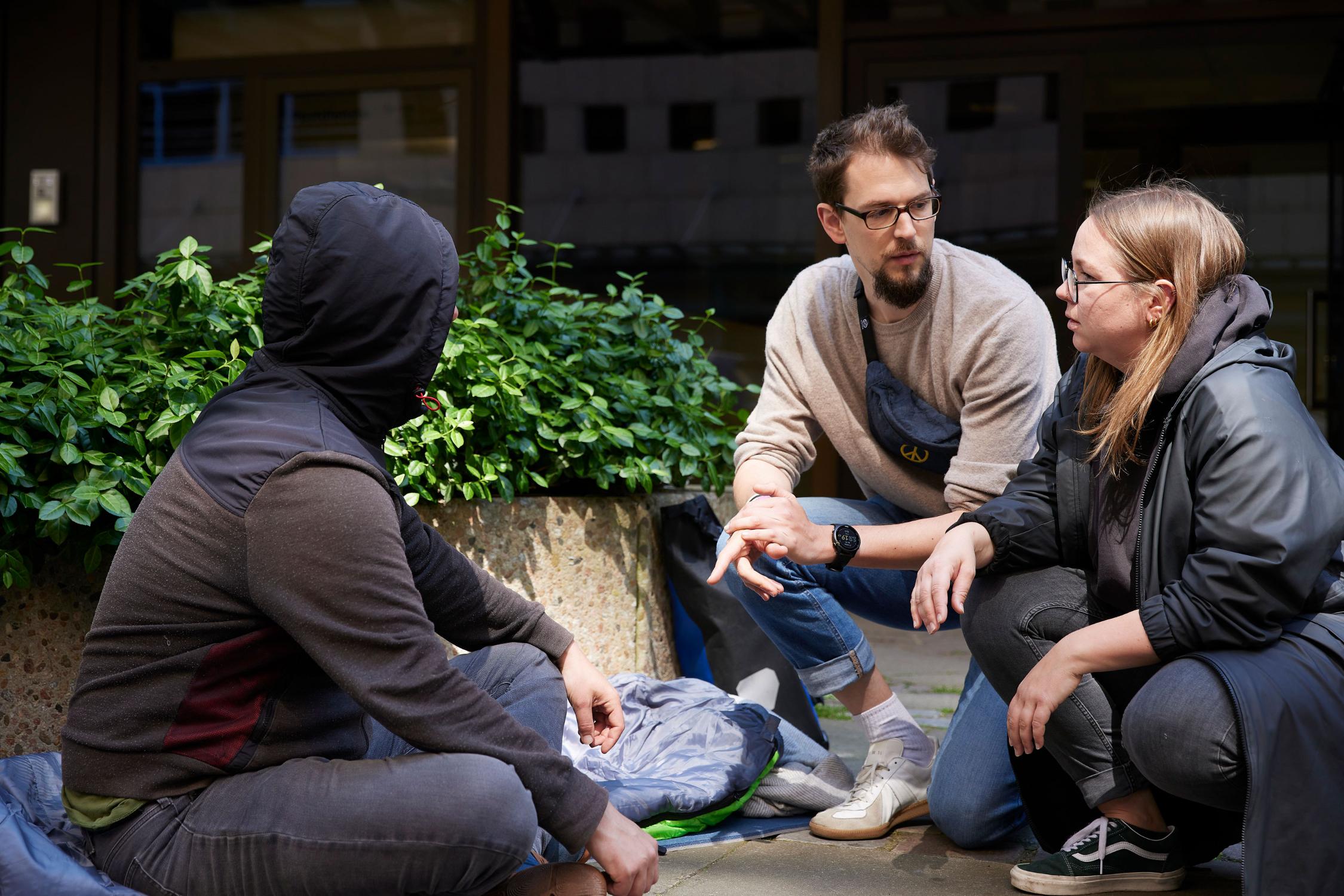 Die Straßensozialarbeiter*innen sind täglich in Hamburgs Innenstadt unterwegs und helfen obdachlosen Menschen vor Ort.