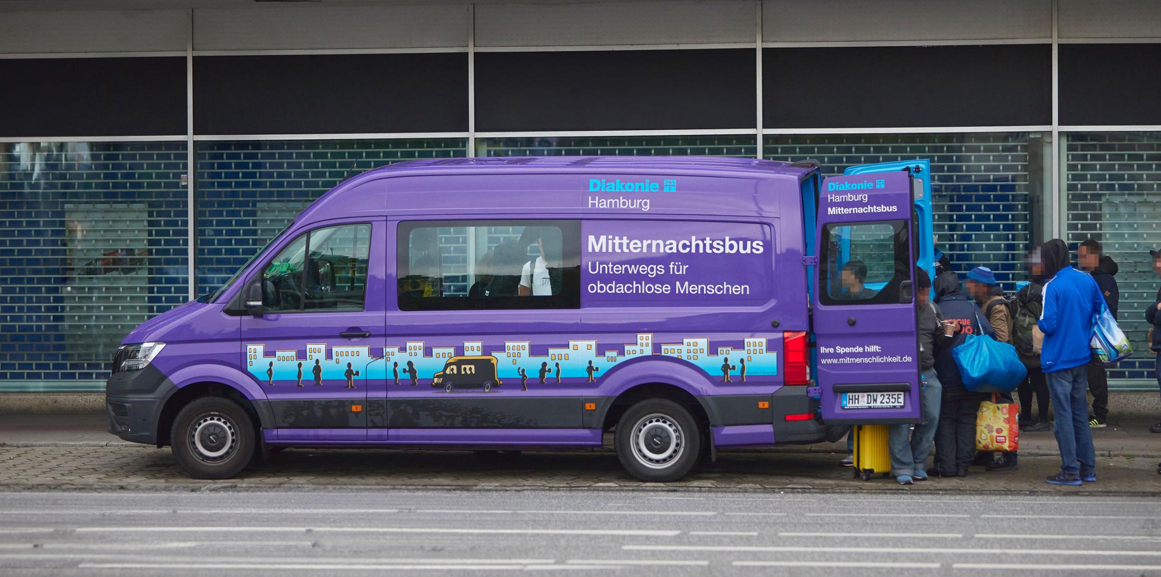 Der Mitternachtsbus ist 365 Tage im Jahr unterwegs und versorgt obdachlose Menschen mit dem Nötigsten für das harte Leben auf der Straße.