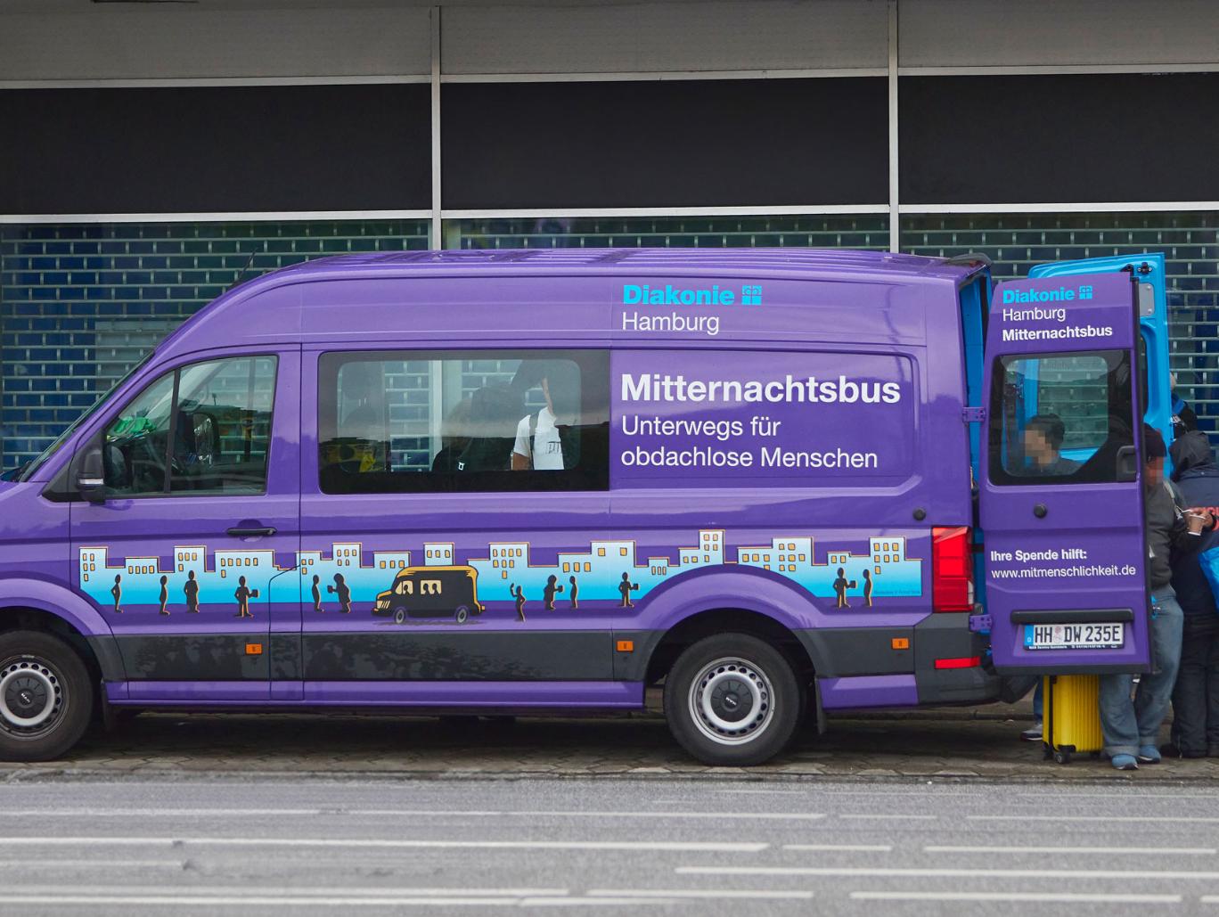 Der Mitternachtsbus ist 365 Tage im Jahr unterwegs und versorgt obdachlose Menschen mit dem Nötigsten für das harte Leben auf der Straße.