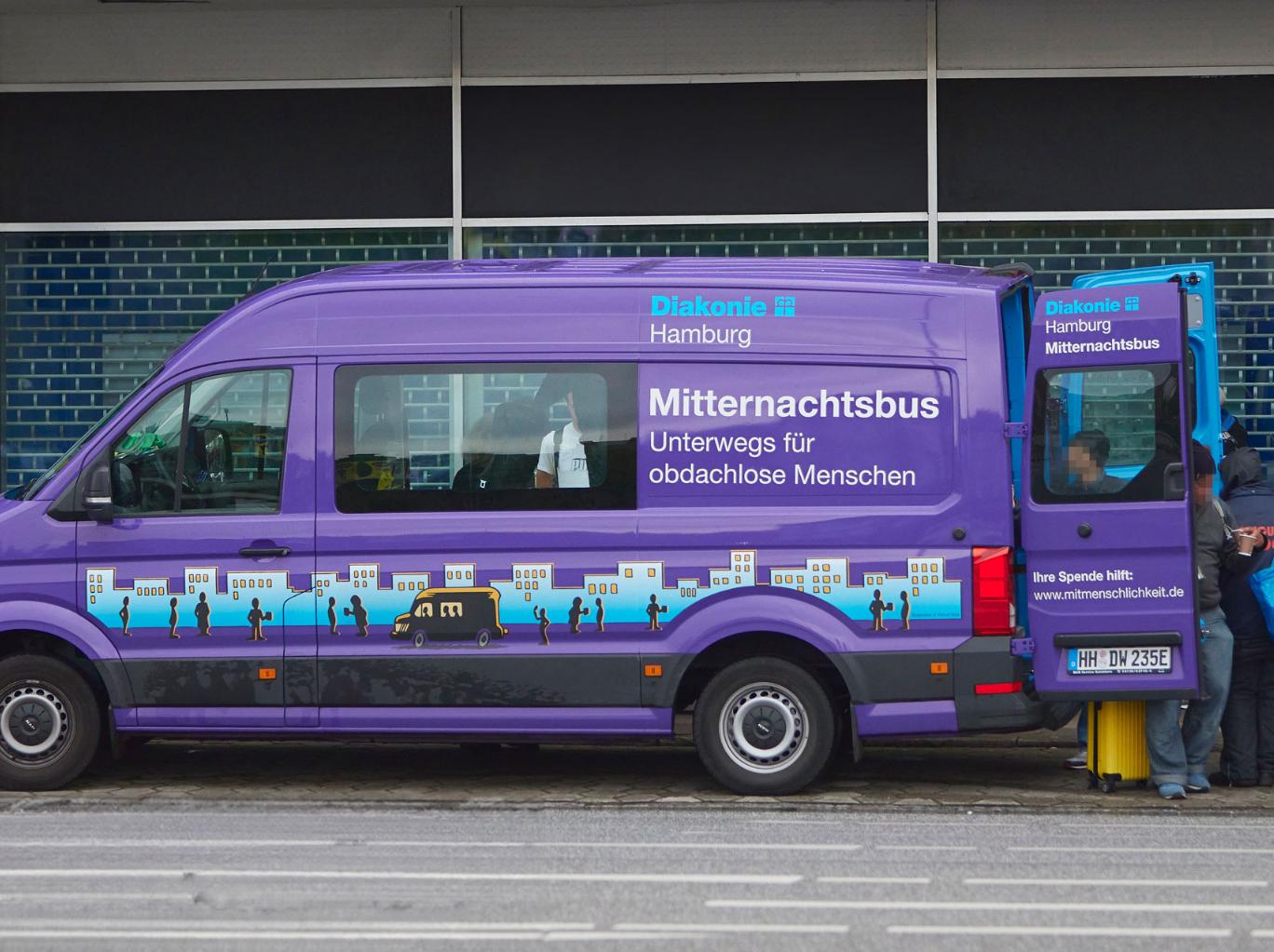 Der Mitternachtsbus ist 365 Tage im Jahr unterwegs und versorgt obdachlose Menschen mit dem Nötigsten für das harte Leben auf der Straße.