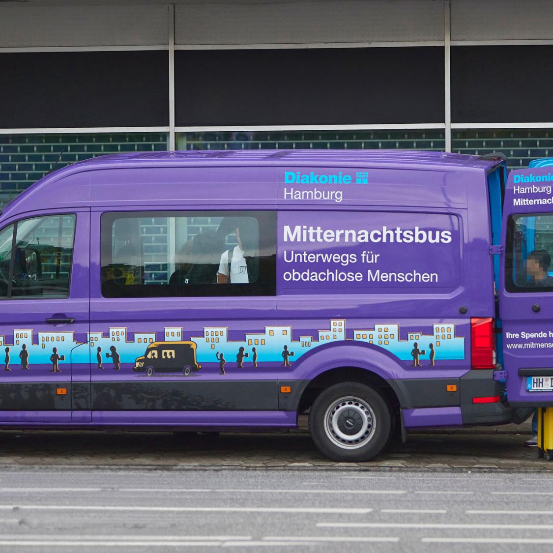 Der Mitternachtsbus ist 365 Tage im Jahr unterwegs und versorgt obdachlose Menschen mit dem Nötigsten für das harte Leben auf der Straße.