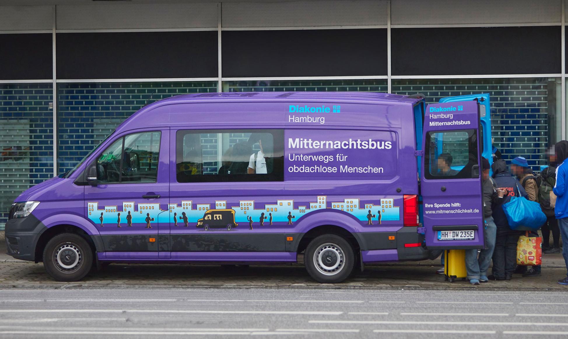 Der Mitternachtsbus ist 365 Tage im Jahr unterwegs und versorgt obdachlose Menschen mit dem Nötigsten für das harte Leben auf der Straße.